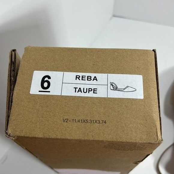 Journee Collection Reba Taupe Flats size 6 - Picture 5 of 5